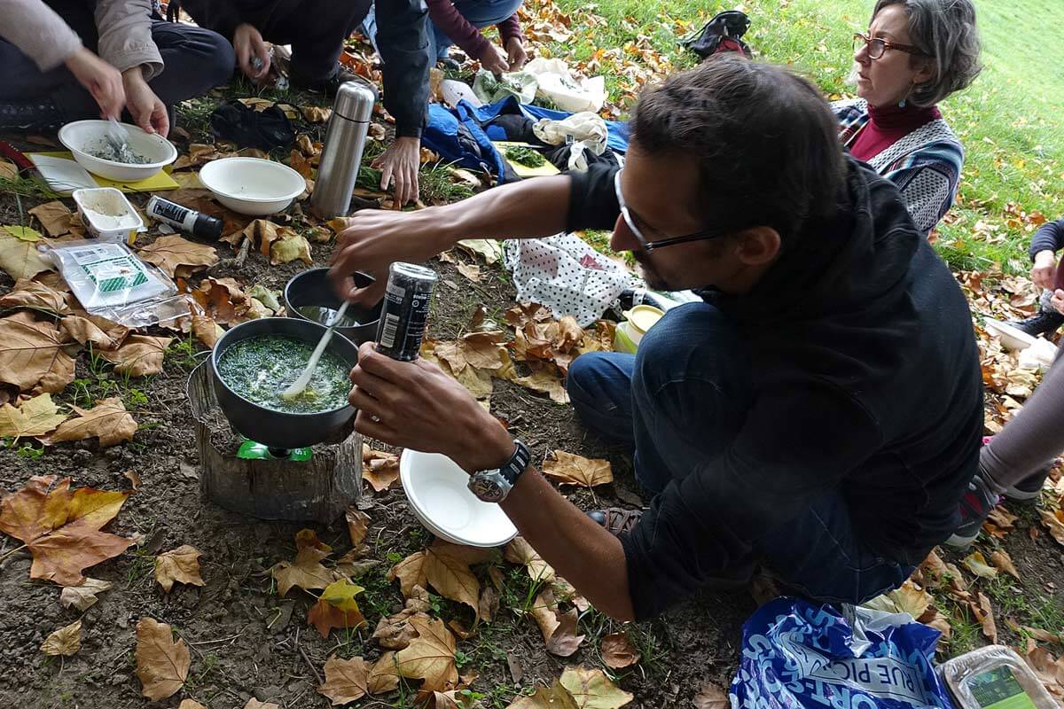 Préparation d'un apéro sauvage