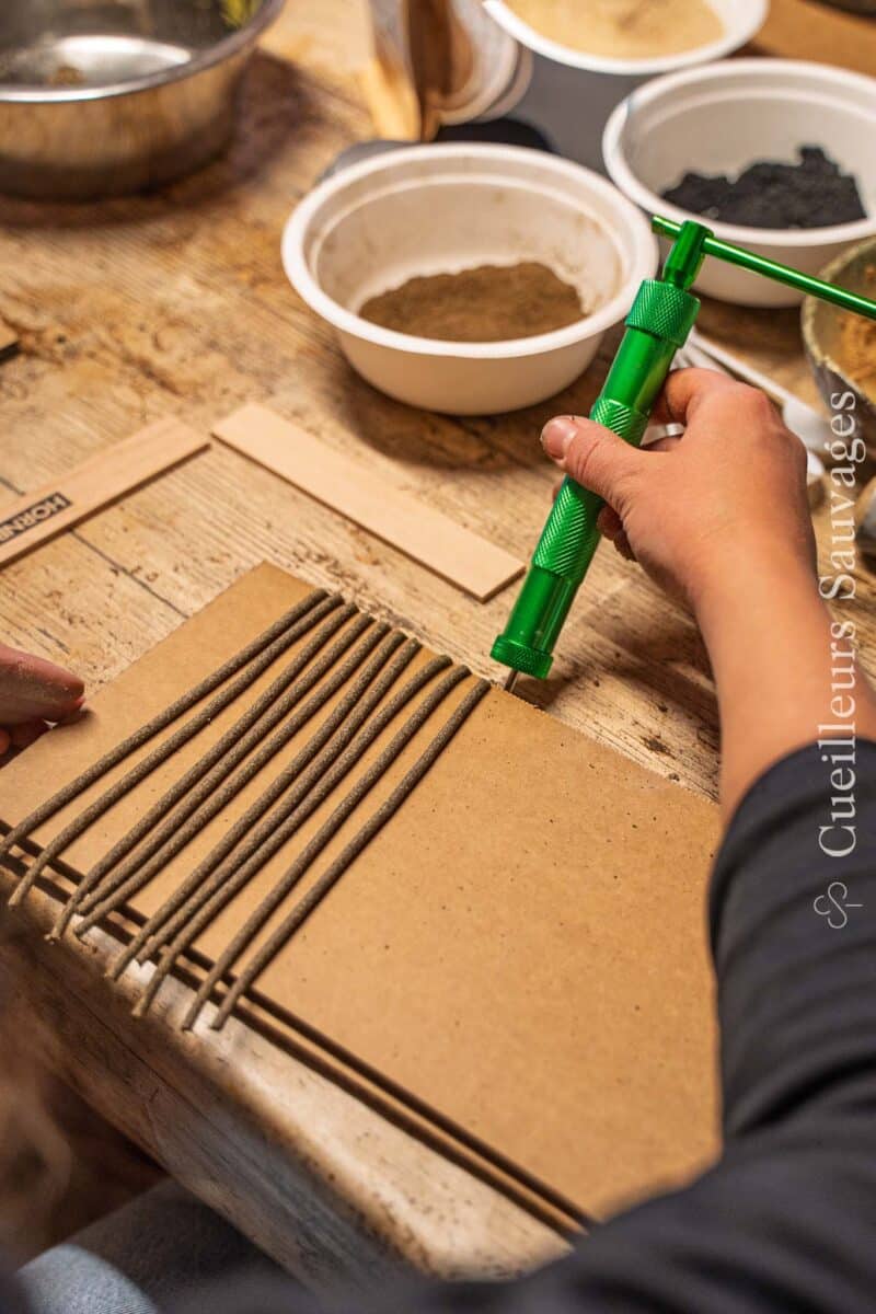 Atelier de fabrication d'encens naturels: extrusion des bâtons. Cueilleurs sauvages