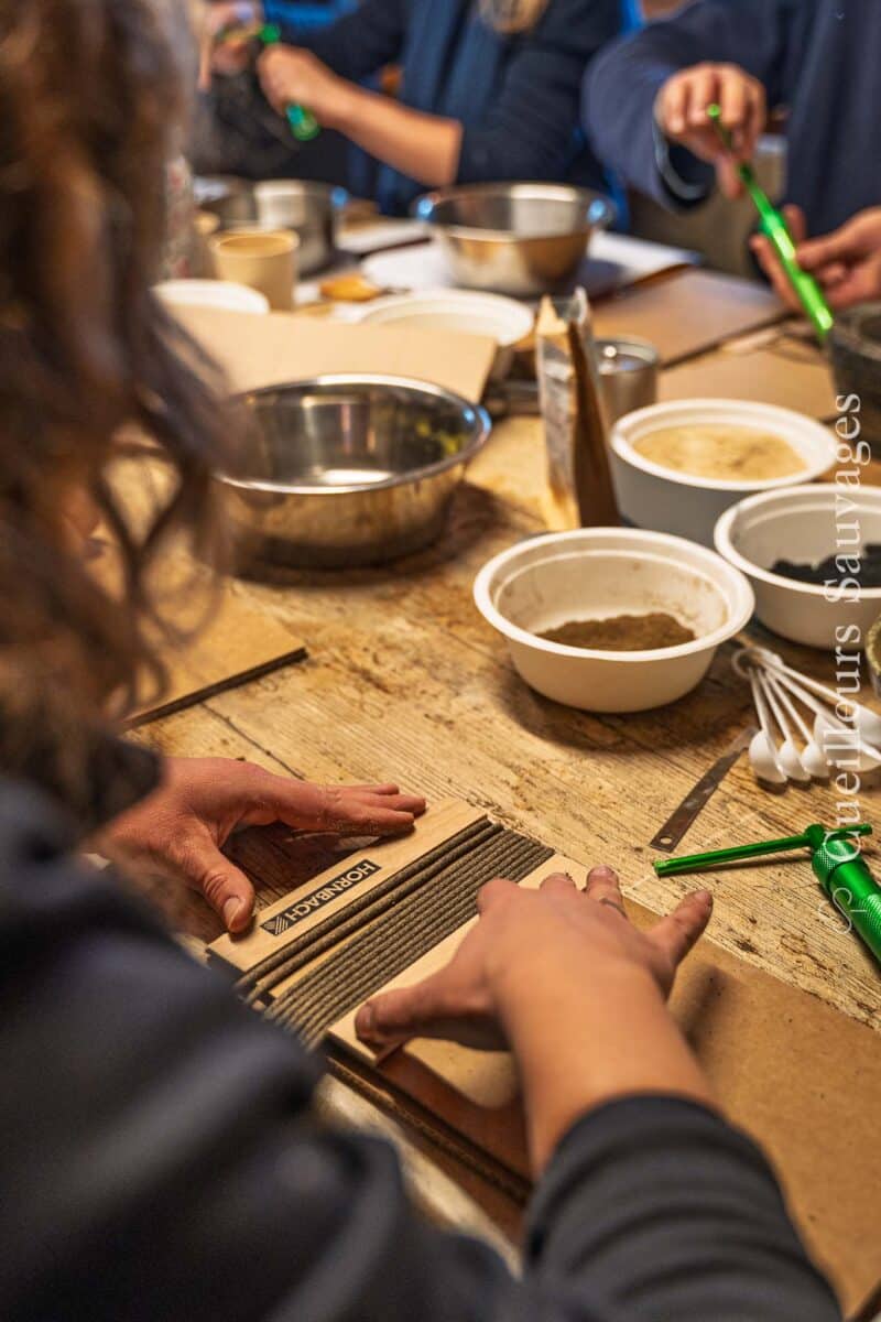 Atelier de fabrication d'encens naturels: préparation au séchage des bâtons. Cueilleurs sauvages