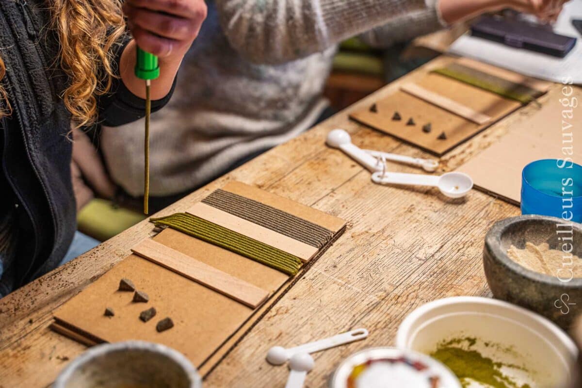Atelier de fabrication d'encens naturels: extrusion des bâtons. Cueilleurs sauvages