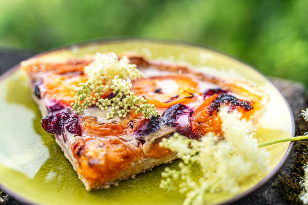Tarte à la reine des prés aux abricots et cerises - Cueilleurs Sauvages