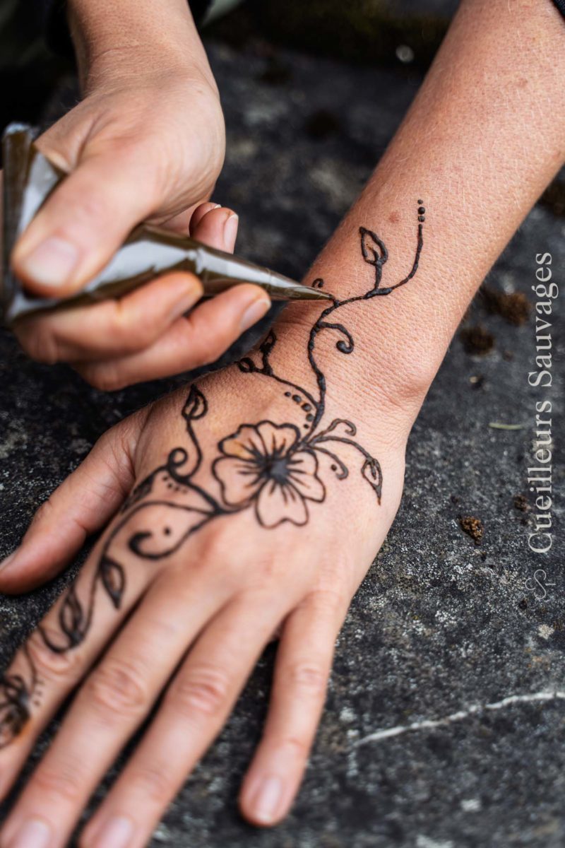 Tatouages au henné, ateliers de cosmétiques soins du corps. Cueilleurs Sauvages
