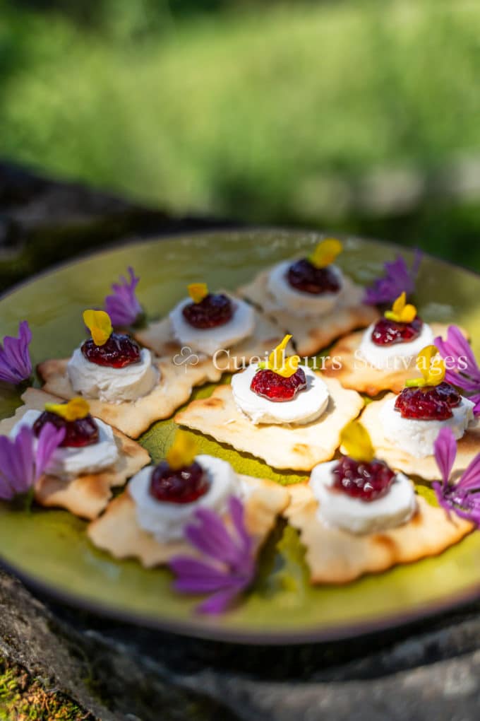 Gelée de merise servie sur un craquer avec du fromage de chèvre.