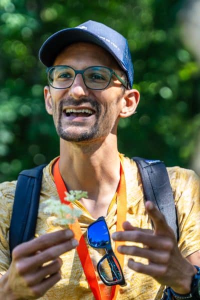 Michaël Berthoud donne un cours sur les plantes sauvages comestibles à la Sarraz