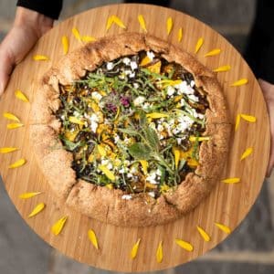Tarte à l'épiaire des bois et butternut. © Cueilleurs Sauvages, Michaël Berthoud
