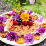 Île flottante au mélilot et abricots rôtis aux herbes. Cueilleurs Sauvages